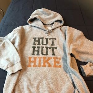 Women’s hooded sweatshirt with front pockets